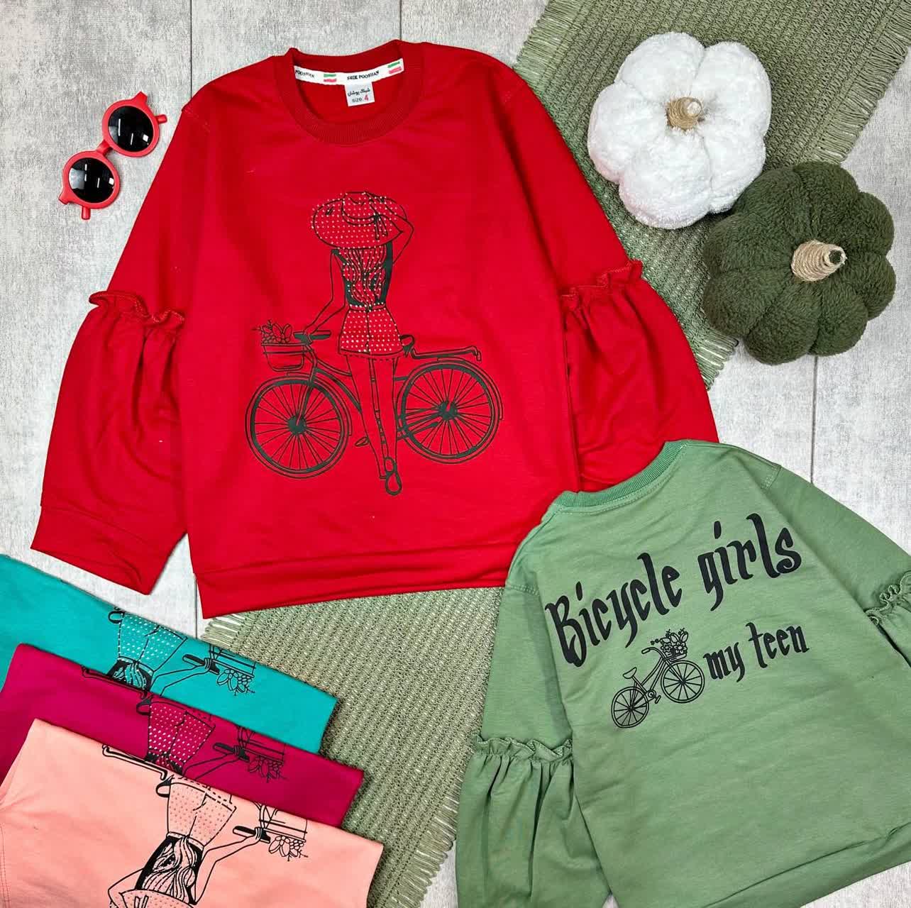 بلوز استین پفی دختر دوچرخه سوار